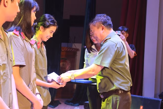 Thiếu tướng ,GS.TS Lê Minh Hùng, Phó Giám đốc Học viện ANND tặng thưởng cho 5 thủ khoa đầu vào xuất sắc