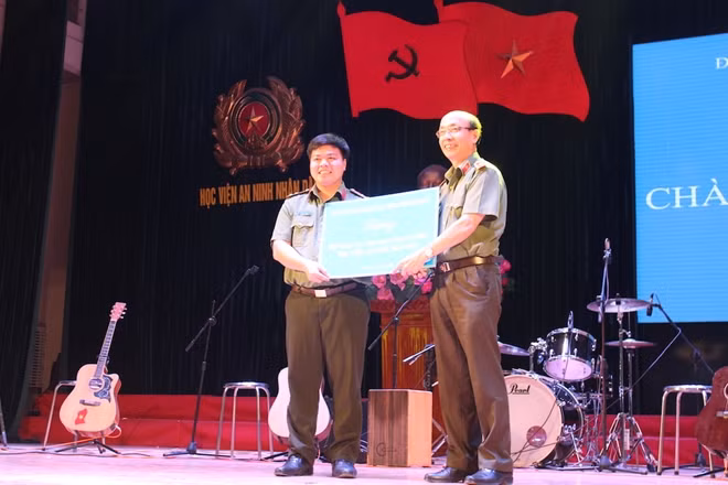 Thiếu tướng, GS.TS Nguyễn Quý Khoát, Phó Giám đốc Học viện ANND trao tặng bộ trống cho Đoàn thanh niên Học viện.