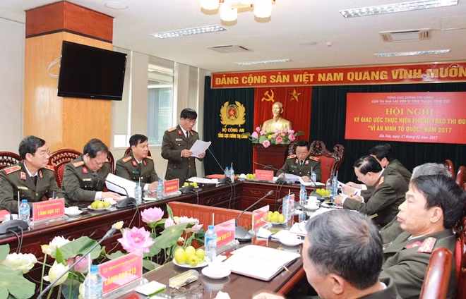 Đại tá Nguyễn Đức Minh, Cục trưởng Cục Công tác Đảng và công tác quần chúng thông qua nội dung ký giao ước thi đua