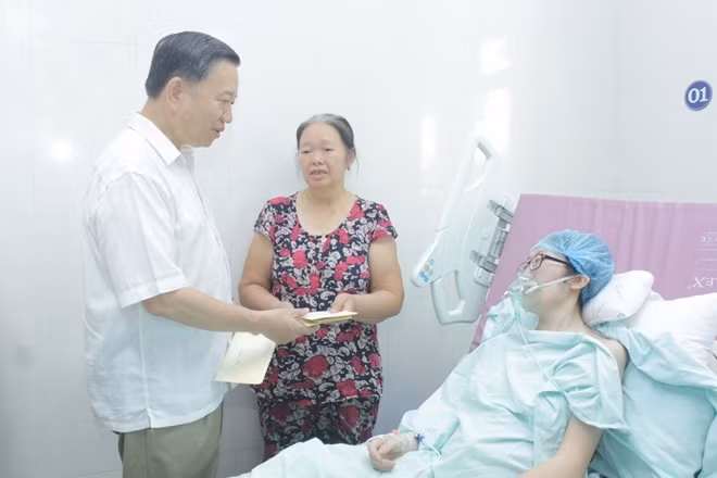 Bộ trưởng Tô Lâm gửi tặng những món quà động viên, hỗ trợ nữ chiến sỹ vượt qua nỗi đau bệnh tật