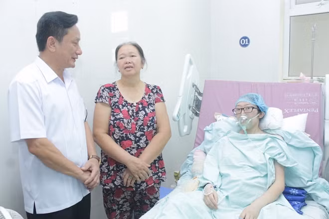 Lãnh đạo Tổng cục Chính trị CAND ân cần thăm hỏi, thông báo những chế độ chính sách mà nữ chiến sỹ được thụ hưởng