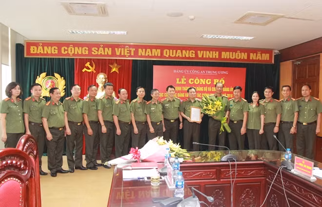 Thiếu tướng Lương Tam Quang tặng hoa chúc mừng Ban Chấp hành Đảng bộ Cục Công tác Đảng và công tác chính trị