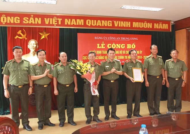 Thiếu tướng Lương Tam Quang trao Quyết định thành lập Đảng bộ Cục công tác Đảng và công tác chính trị