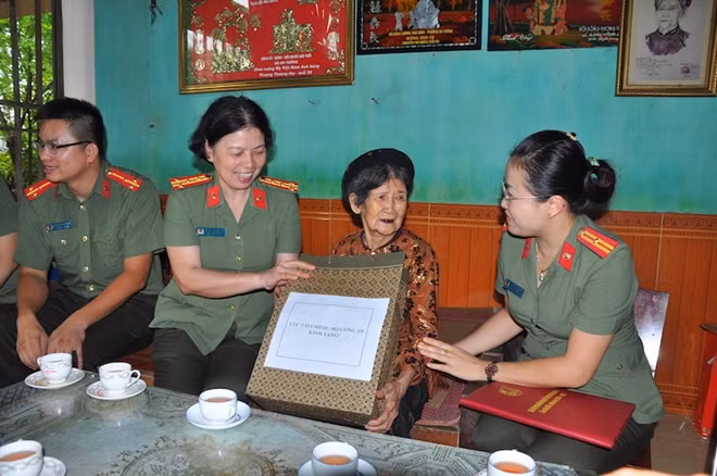 Đoàn Cục Tài chính thăm hỏi, tặng quà Mẹ Việt Nam Anh hùng Nguyễn Thị Nhớn.