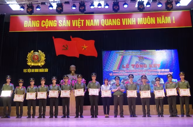 Thượng uý Dương Xuân Khiêm, Bí thư Đoàn Thanh niên Học viện ANND trao Bằng khen của Đoàn Thanh niên Tổng cục Chính trị CAND cho các tập thể, cá nhân xuất sắc