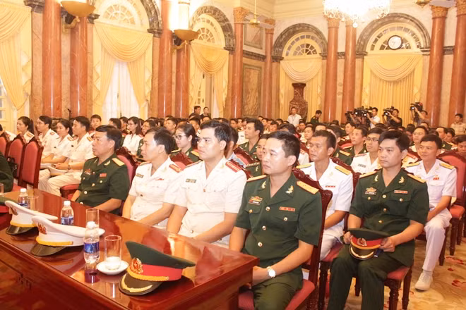 Các đoàn viên thanh niên tiêu biểu dự buổi gặp mặt