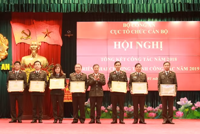 Đại tá Phạm Bá Hậu, Phó Cục trưởng Cục Công tác đảng và công tác chính trị thừa uỷ quyền của lãnh đạo Bộ Công an trao tặng danh hiệu “Chiến sỹ thi đua toàn lực lượng” và Bằng khen của Bộ Công an cho 9 đồng chí thuộc Cục Tổ chức cán bộ