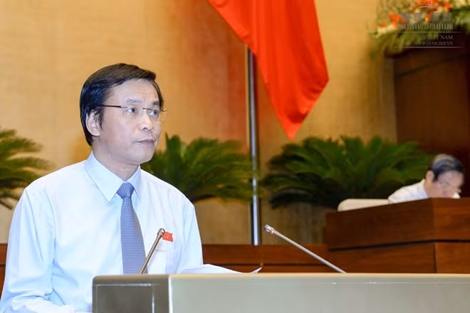 Tổng Thư ký Quốc hội Nguyễn Hạnh Phúc trình bày dự thảo Nghị quyết về chương trình hoạt động giám sát của Quốc hội năm 2017