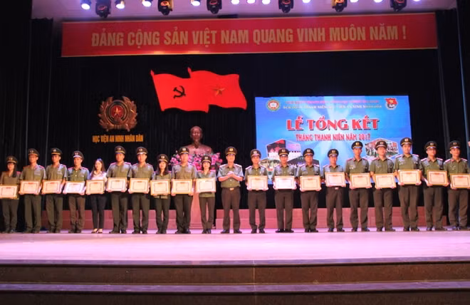 Thượng tá Nguyễn Hữu Anh, Trưởng phòng Công tác Đảng, công tác chính trị và công tác quần chúng Học viện ANND trao Bằng khen của Đoàn Thanh niên Tổng cục Chính trị CAND tặng các tập thể, cá nhân.
