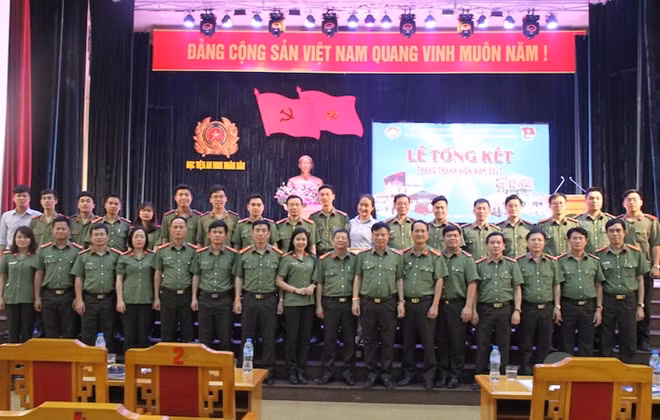 Các đại biểu chụp ảnh lưu niệm
