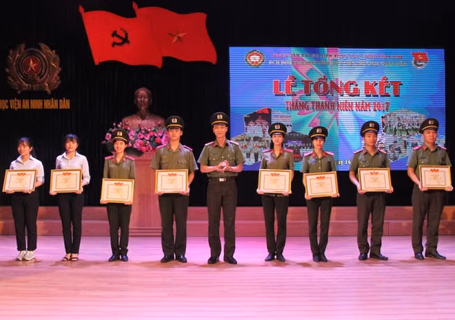 Thượng uý Vũ Kiên Trung, Phó Bí thư Đoàn Thanh niên Học viện ANND tặng Bằng khen cho các tập thể, cá nhân.