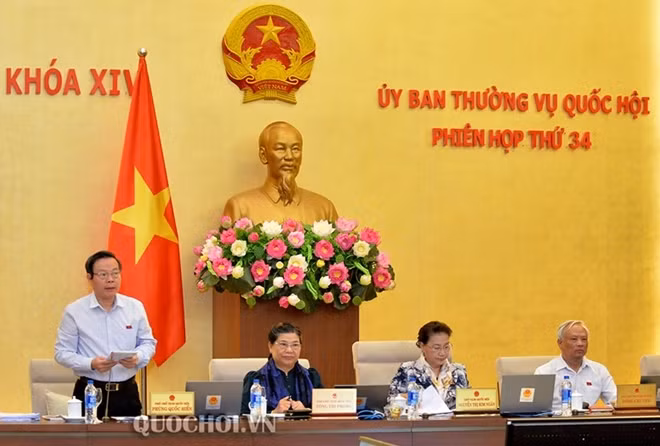 Phó Chủ tịch Quốc hội Phùng Quốc Hiển điều hành phiên họp