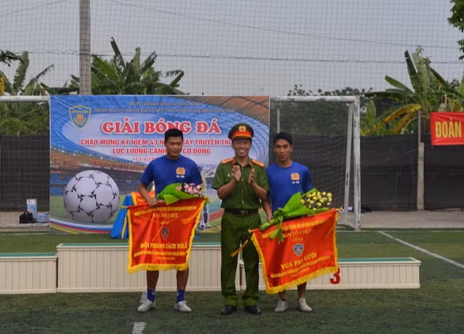 Trung tá Vũ Văn Hưng, Trung đoàn trưởng Trung đoàn 30 trao các giải thưởng phụ