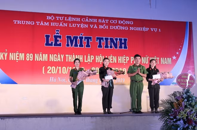 Thượng tá Phan Công Côn tặng hoa chúc mừng cán bộ Hội Phụ nữ của trung tâm và các học viên