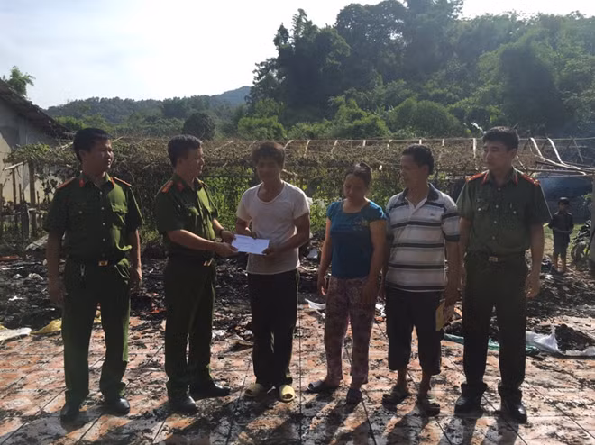 Thiếu tá Thăng Quang Huy, Trưởng Công an huyện Pác Nặm cùng đoàn công tác thăm hỏi, động viên gia đình ông Trường sớm vượt qua khó khăn, ổn định cuộc sống