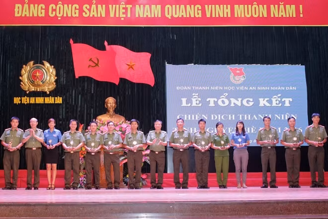Thiếu tướng, GS.TS Lê Minh Hùng và Thiếu tướng, GS.TS Nguyễn Quý Khoát tặng quà lưu niệm cho Đoàn Thanh niên Công an các đơn vị địa phương