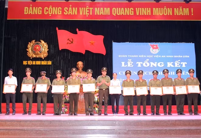Thiếu tá Đồng Đức Vũ, Uỷ viên Trung ương Đoàn, Phó Bí thư Thường trực Đoàn Thanh niên Bộ Công an tặng Bằng khen cho các cá nhân