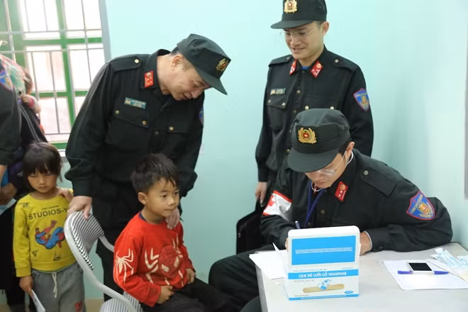 Đoàn phối hợp Bệnh viện 19-8 Bộ Công an khám bệnh cho người dân trên địa bàn