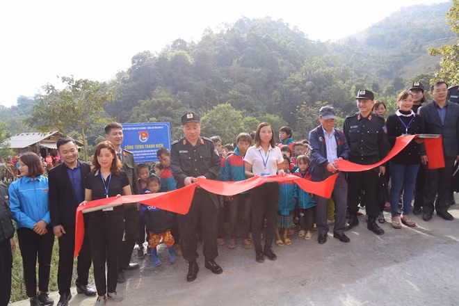 Đoàn công tác của Bộ Tư lệnh CSCĐ khánh thành đường dân sinh tại xã Hồng Ngài