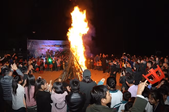 Đêm giao lưu văn nghệ, đốt lửa trại ấm tình quân dân