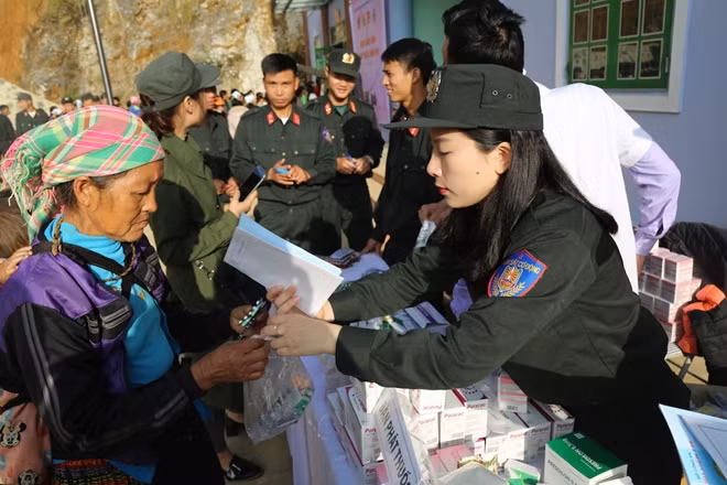 Cấp phát thuốc miễn phí cho bà con nhân dân