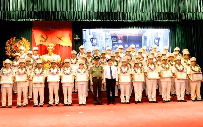 Bộ trưởng Tô Lâm, Phó Trưởng Ban Tuyên giao Trung ương Nguyễn Thanh Long trao Bằng khen và tràng hoa tặng 50 gương điển hình tiên tiến