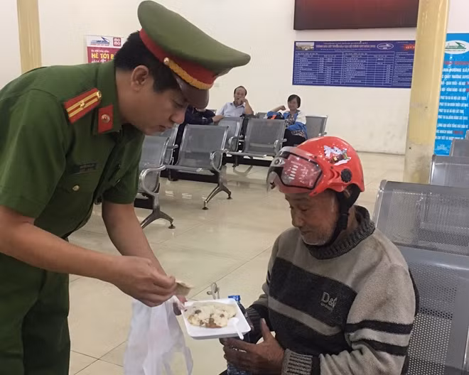 Lực lượng Công an mua đồ ăn cho cụ ông