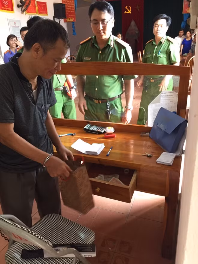 Công an TP. Thái Nguyên dẫn giải đối tượng thực nghiệm hiện trường sáng nay, 21-7