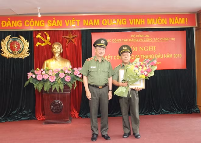 Thứ trưởng Nguyễn Văn Thành trao Huy hiệu 30 năm tuổi Đảng tặng Thượng tá Nguyễn Văn Lý