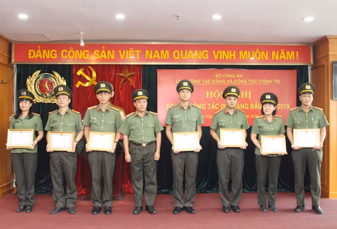 Lãnh đạo Cục Công tác đảng và công tác chính trị tặng Giấy khen cho các cá nhân xuất sắc