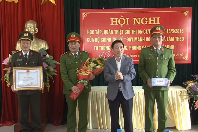 Phó Bí thư Tỉnh uỷ, Chủ tịch UBND tỉnh Thái Nguyên Vũ Hồng Bắc chúc mừng chiến công của Công an TP. Thái Nguyên