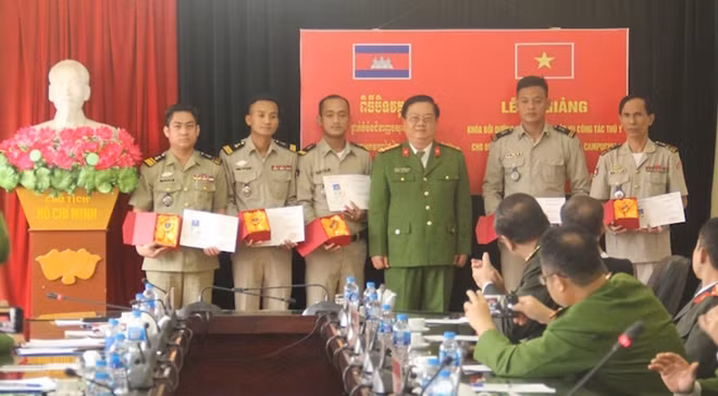 Đại tá Nguyễn Trọng Chí trao Giấy chứng nhận tốt nghiệp cho các học viên