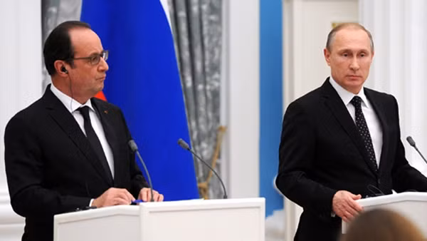 Tổng thống Nga Vladimir Putin (phải) và Tổng thống Pháp Francois Hollande tại buổi họp báo chung sau hội đàm tối 26-11. Ảnh: kremlin.ru.