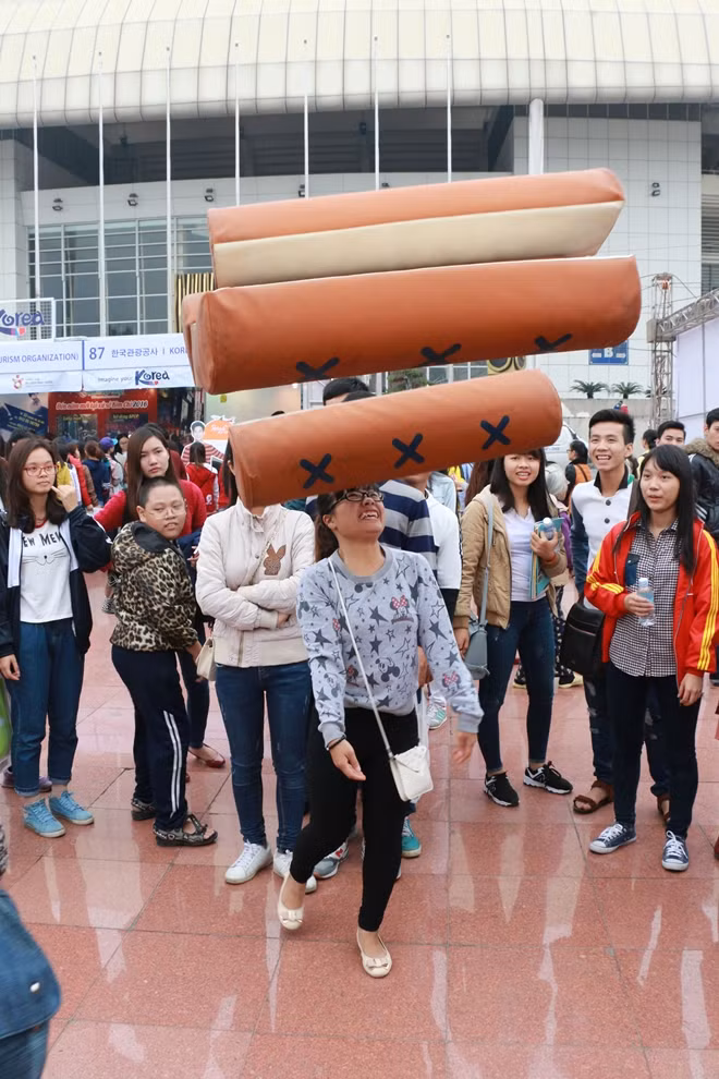 Tham dự lễ hội du khách còn được tham gia chơi các trò chơi hấp dẫn và thú vị.