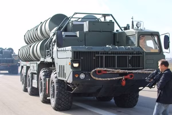 Hệ thống phòng không S-400 của Nga trên đường tới Syria. (ảnh: Telegraph)