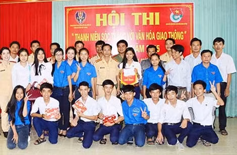 Ban tổ chức cùng các em học sinh tham gia Hội thi ATGT.