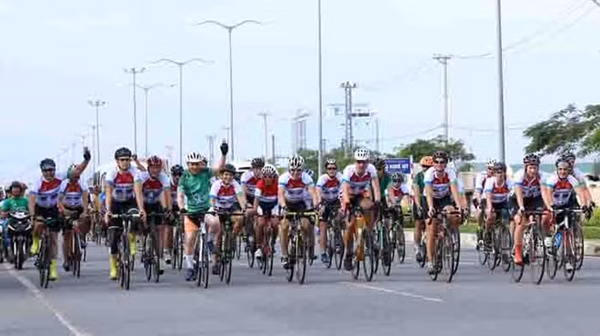 Đại sứ Vương quốc Anh tại Việt Nam Giles Lever, Phó chủ tịch UBND TP. Đà Nẵng Đặng Việt Dũng và một số vị lãnh đạo ở Đà Nẵng tham gia đạp xe cùng 30 vận động viên xe đạp đến từ Vương quốc Anh, Việt Nam và các cua rơ quốc tế khác cán đích tại BV Phụ Sản – Nhi Đà Nẵng vào chiều ngày 28/11.
