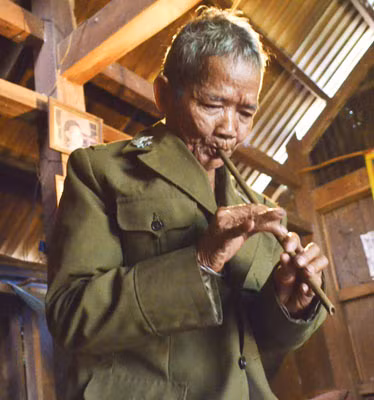 Già làng A Tùng Vẽ biểu diễn điệu kèn Ahnen.