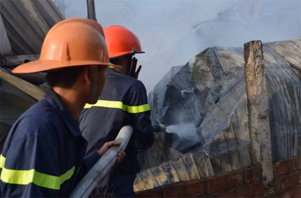 Lực lượng chữa cháy nổ lực tiếp cận hiện trường.