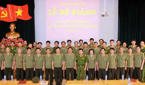 Thiếu tướng, Phó Tổng cục trưởng Nguyễn Quang Chữ cùng đại diện Ban Giám đốc Học viện ANND chụp ảnh lưu niệm cùng các học viên.