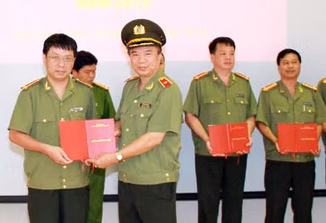Thiếu tướng Lê Minh Hùng trao Chứng chỉ cho Thượng tá Phạm Quang Khải, Phó Tổng biên tập Báo CAND và các học viên.