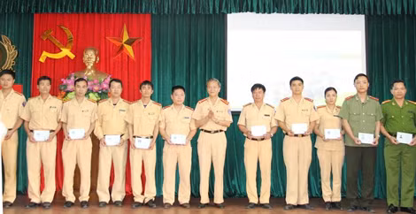 Ban Tổ chức trao chứng chỉ tốt nghiệp cho các học viên.