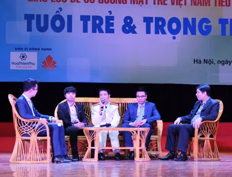 Thiếu tá Phan Mạnh Hùng tại buổi giao lưu “Tuổi trẻ và Trọng trách” tại Hà Nội. Thiếu tá Phan Mạnh Hùng tại buổi giao lưu “Tuổi trẻ và Trọng trách” tại Hà Nội.