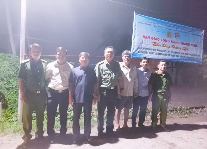 Và bàn giao công trình thanh niên "Thắp sáng đường quê"