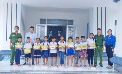 Thanh niên, Phụ nữ Công an Khánh Hòa bàn giao công trình thanh niên “Thắp sáng đường quê” ảnh 2