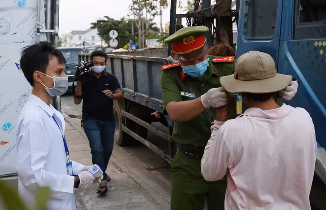 Công an tỉnh Sóc Trăng tặng khẩu trang cho người tham gia giao thông.