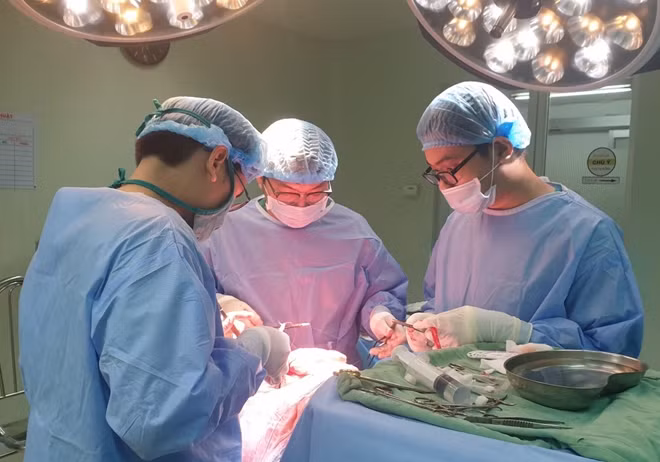 Các BS đang phẫu thuật cho bệnh nhân.