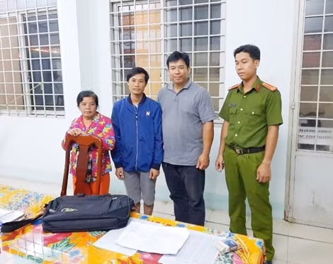 Trưởng Công an xã thuê xe đưa người đi lạc về tận nhà