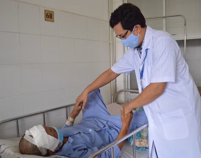 BS thăm khám cho bệnh nhân Bán vào sáng 22/4.