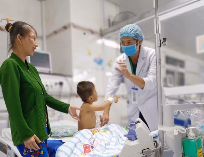 Sự nỗ lực của các BS 2 BV đã cứu sống cháu Dô.